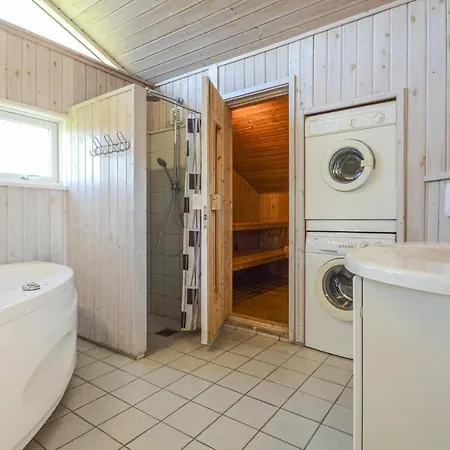 別荘 Awesome Home In Hejls With Sauna *